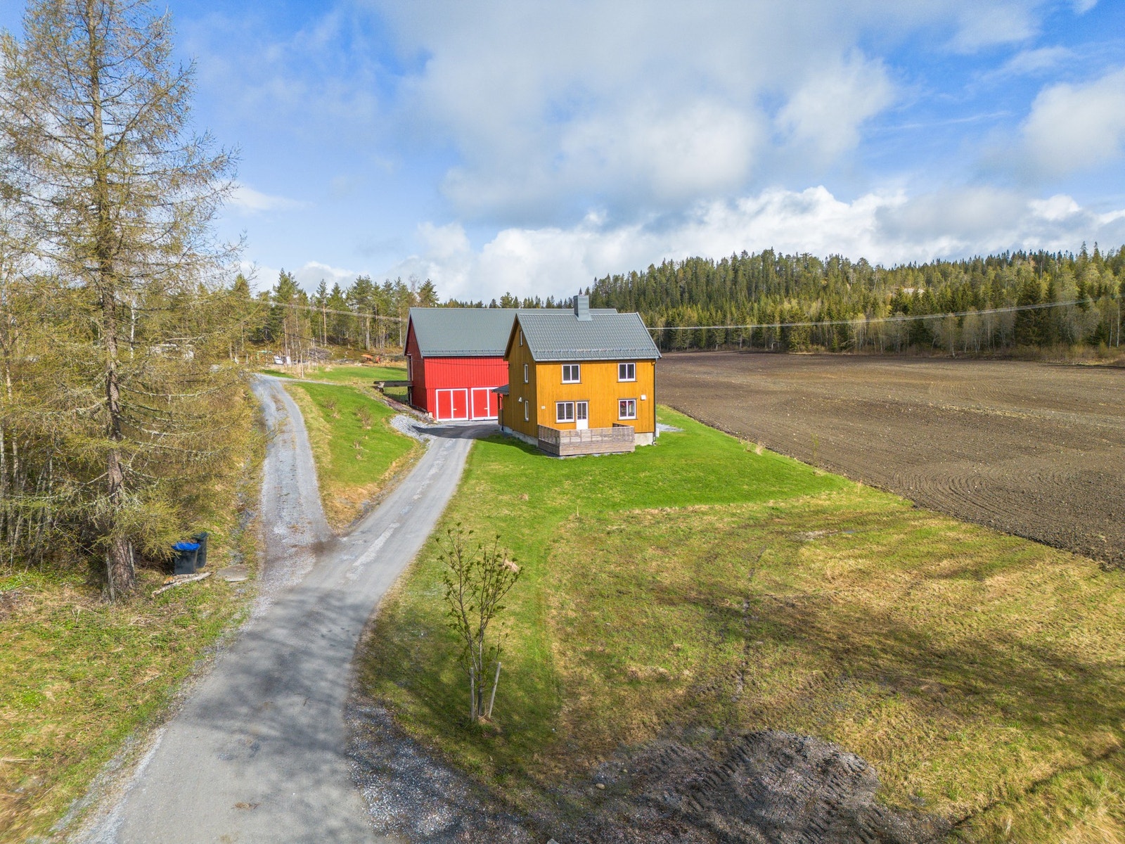 Innholdsrik enebolig med tilhørende uthus og landlig beliggenhet! Galleribilde