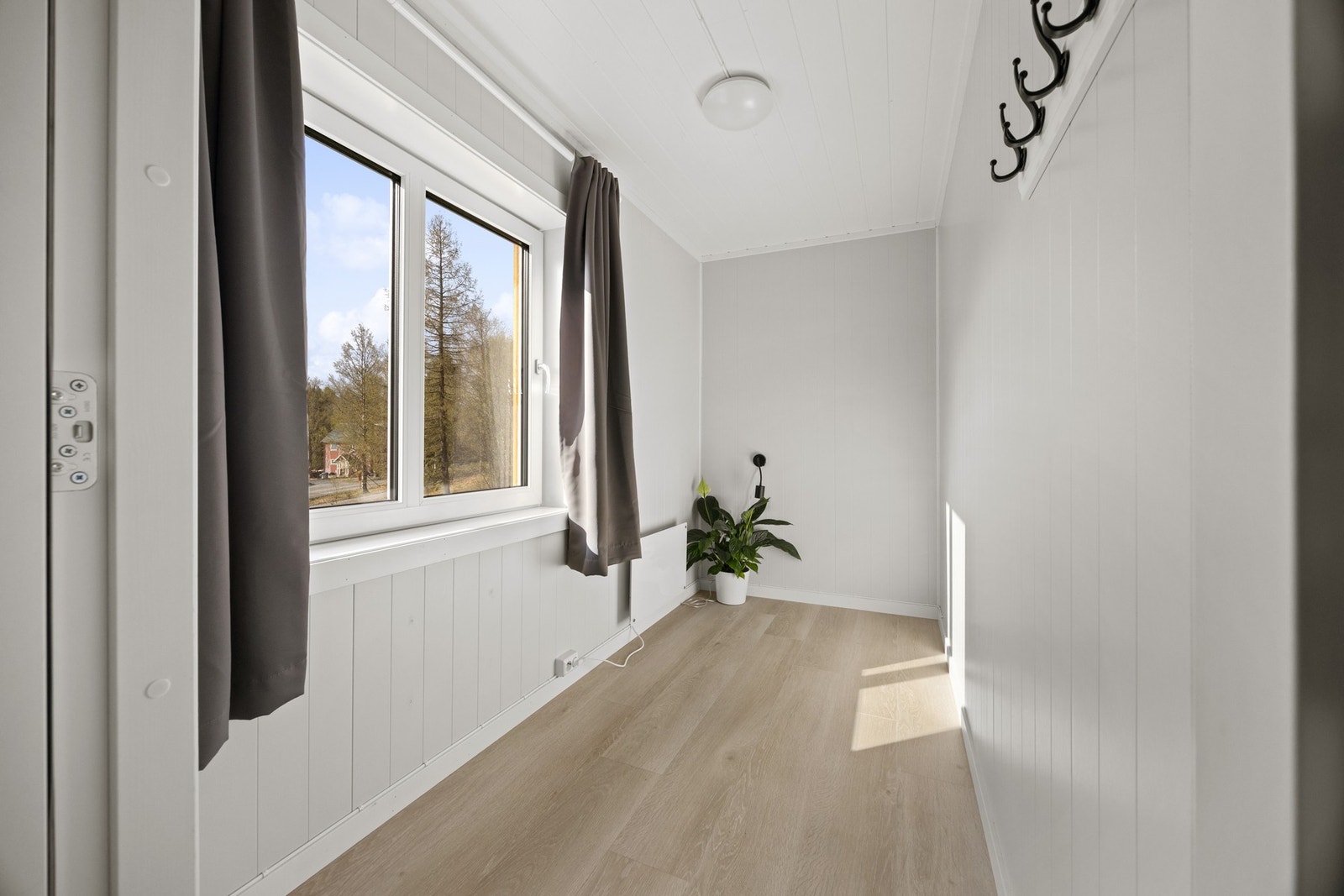 Soverom - 4 kvm. Rommet er under anbefalt størrelse for soverom. Konf megler. Galleribilde