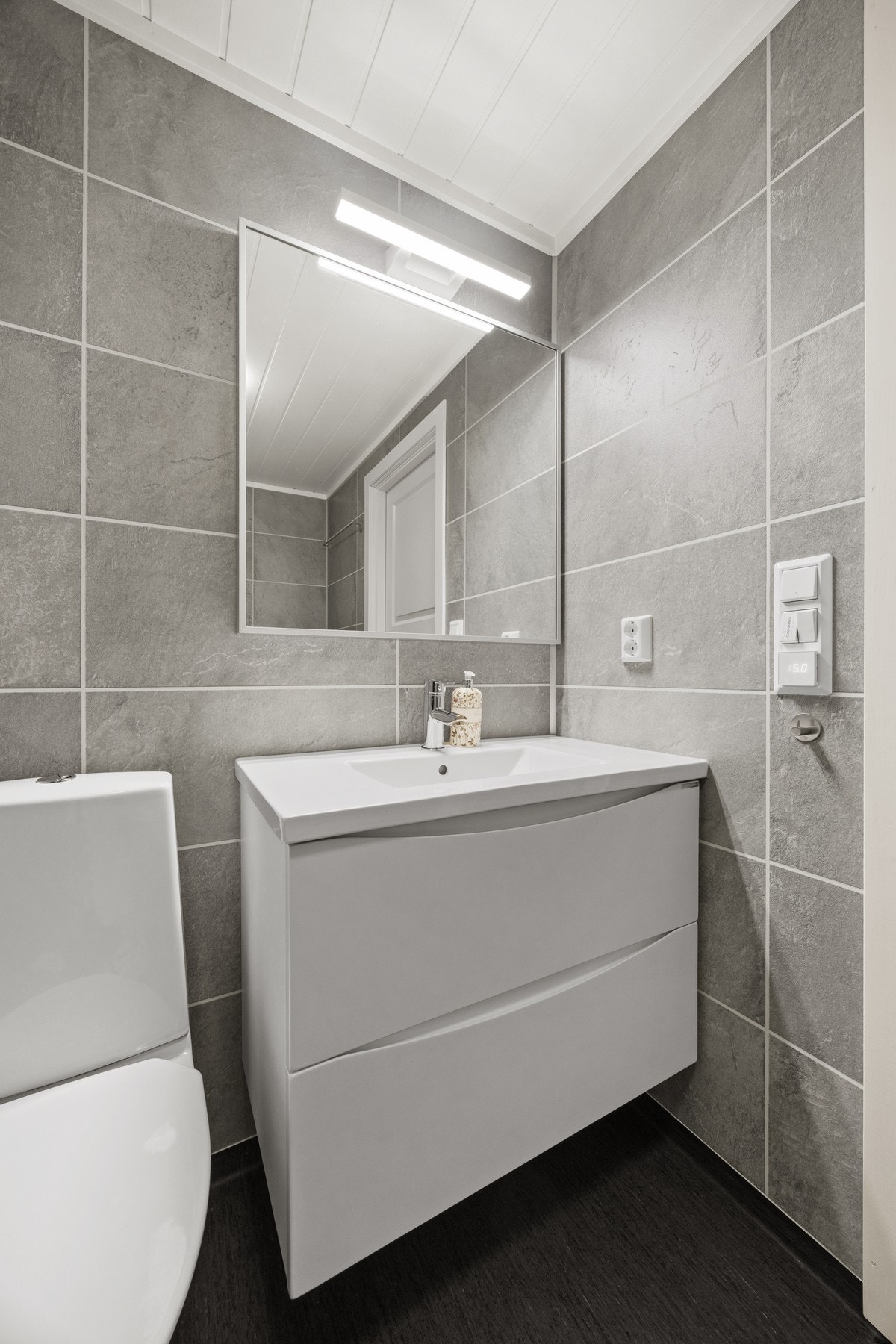 Oppusset i 2020. Badet er utstyrt med servantskap, toalett og dusjkabinett. Gulvvarme. Galleribilde