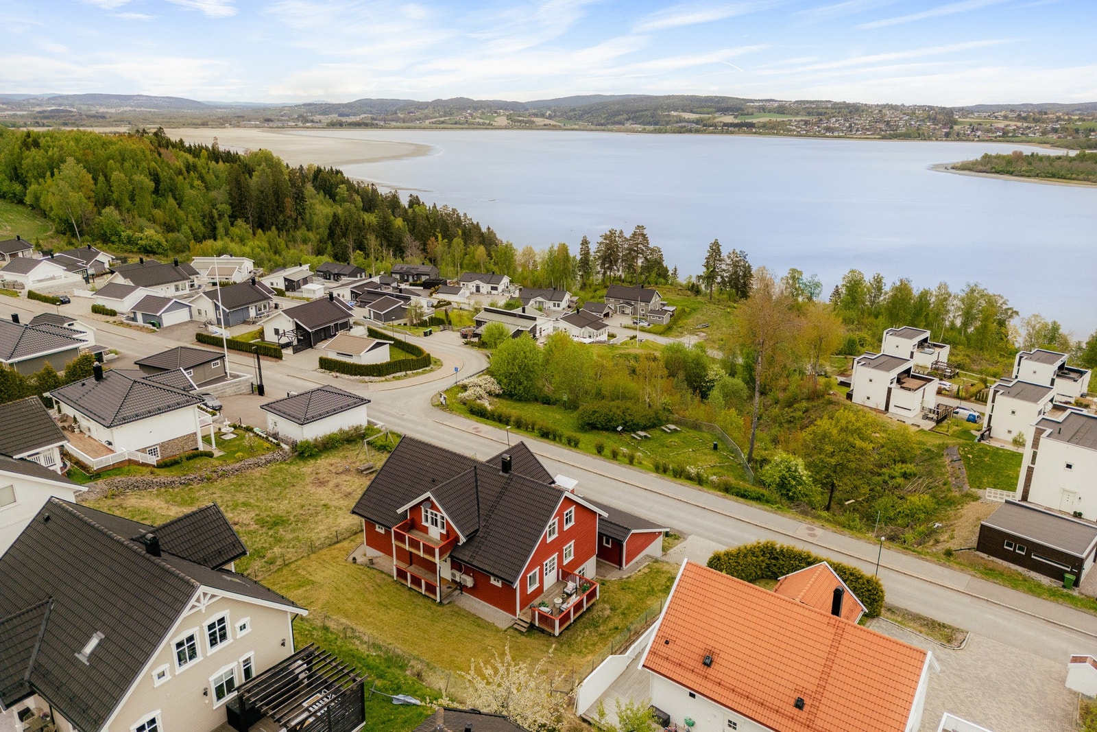 Området er preget av etablerte og rolige villaveier, og gir en umiddelbar følelse av et trygt og familievennlig bomiljø hvor barna kan vokse opp i rolige omgivelser. Galleribilde