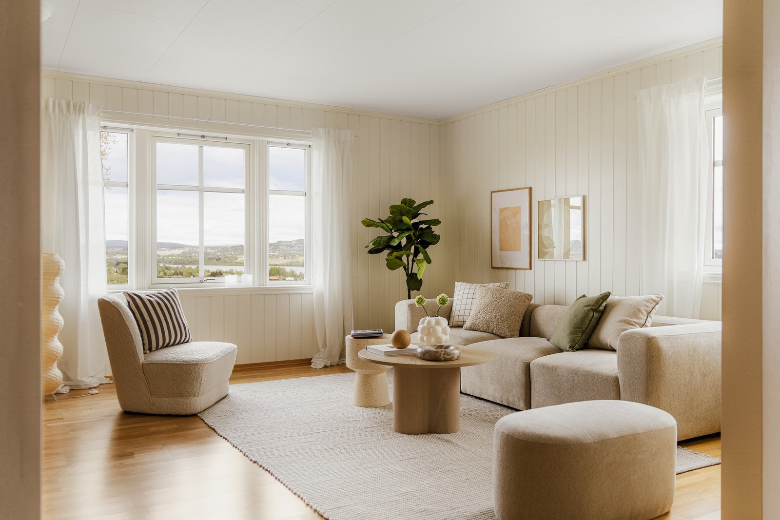 Her bor du fredelig og tilbaketrukket i et etablert boligområde omgitt av rolige villaveier og flotte naturomgivelser. Galleribilde
