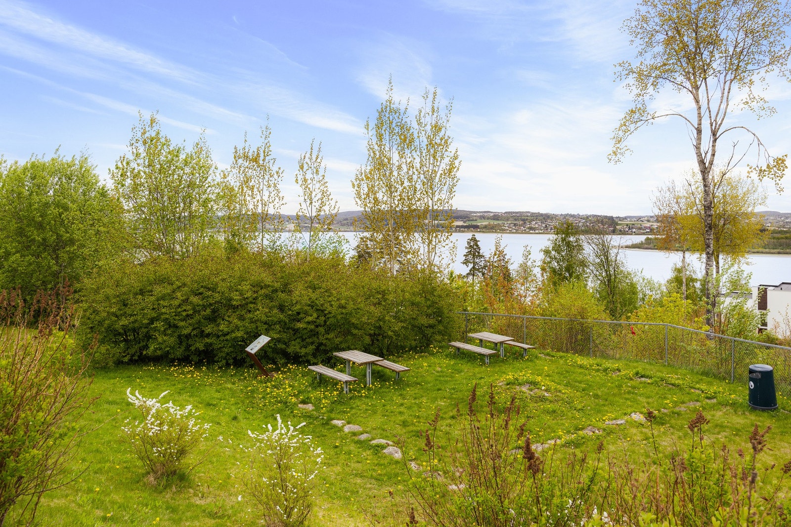 Med flott beliggenhet på Smestad i Rælingen byr dette nabolaget på vakker utsikt over det flotte landskapet rundt Øyeren. Galleribilde