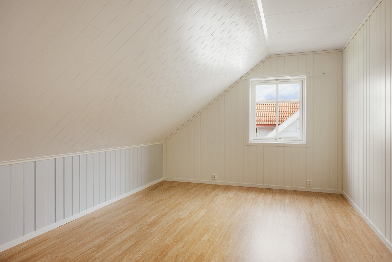Rommene i loftsetasjen benyttes i dag som soverom, men er ikke omsøkt eller godkjent for varig opphold hos kommunen. Galleribilde