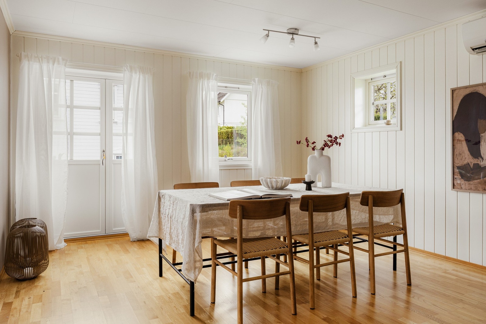 Stuen og spisestuen har en naturlig og sosial sammenheng som gjør det enkelt å samle familie og venner rundt både hverdagsmiddager og større selskaper Galleribilde