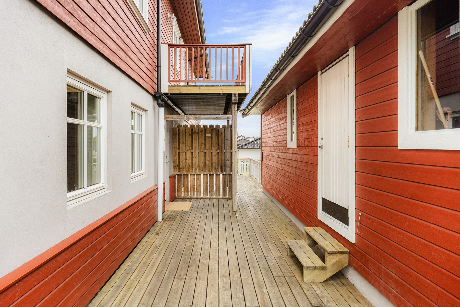 Mellom garasje og boligen er det et romslig inngangsparti på ca. 40 m² for de separate utleiedelene (ikke omsøkt og godkjent). Galleribilde