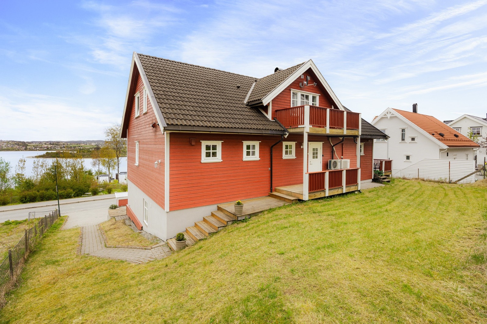 Her ligger forholdene godt til rette for både lek, avslapning og hyggelige sammenkomster i sommerhalvåret. Galleribilde