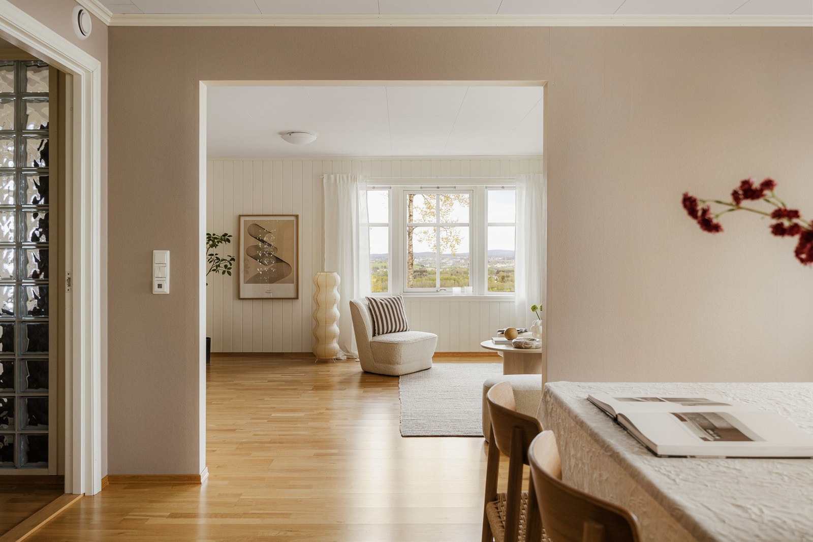 Fra stuen er det utgang til både balkong på ca. 7 m² og terrasse på ca. 13 m². Galleribilde