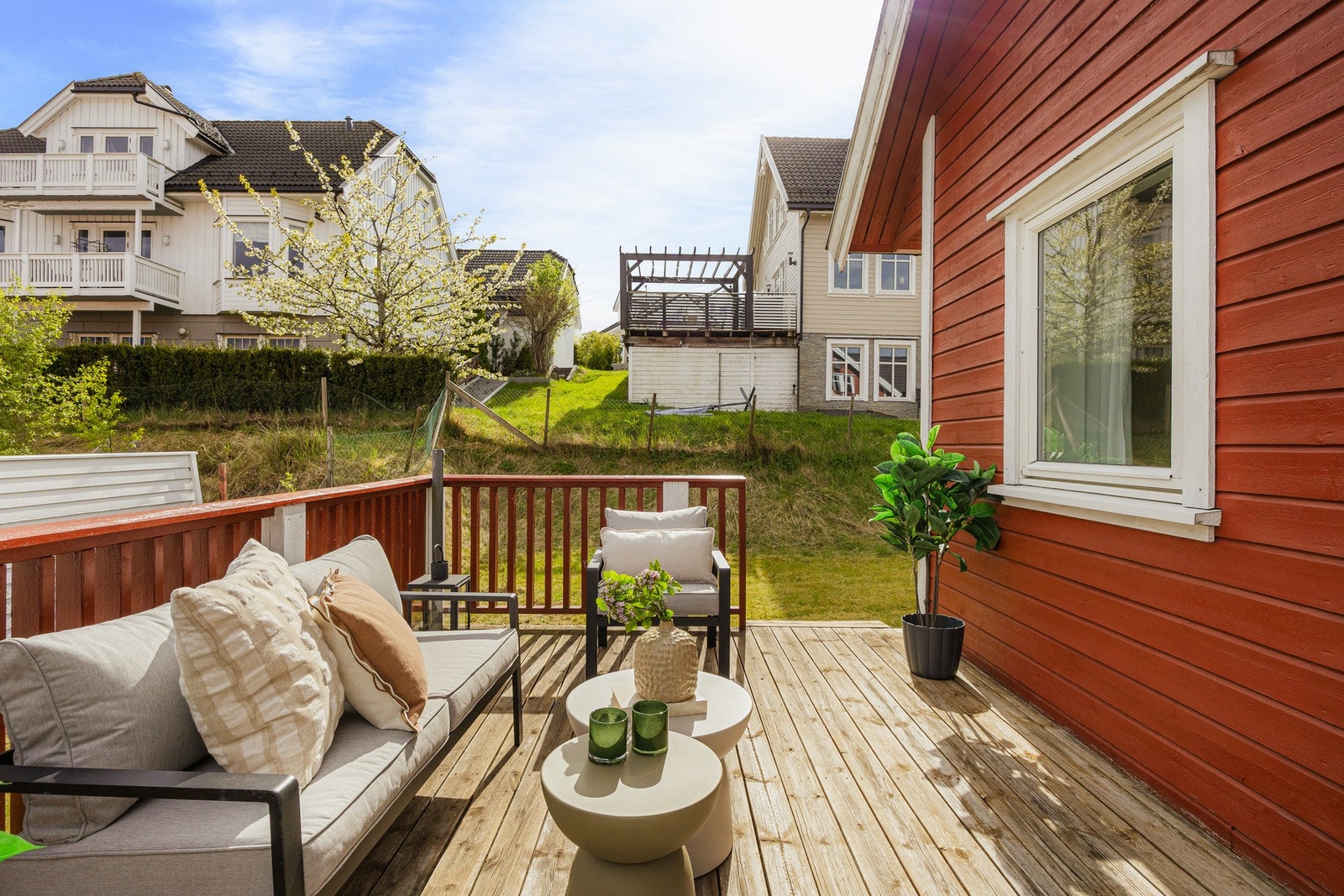 Boligen byr på flere hyggelige uteplasser som gjør det enkelt å flytte seg etter solen gjennom hele dagen. Galleribilde