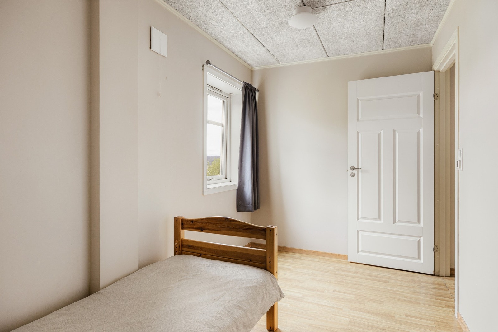 Det gjøres oppmerksom på at utleiedelene ikke er omsøkt eller godkjent som separate boenheter hos kommunen. Kjøper overtar ansvar og risiko knyttet til dette. Galleribilde