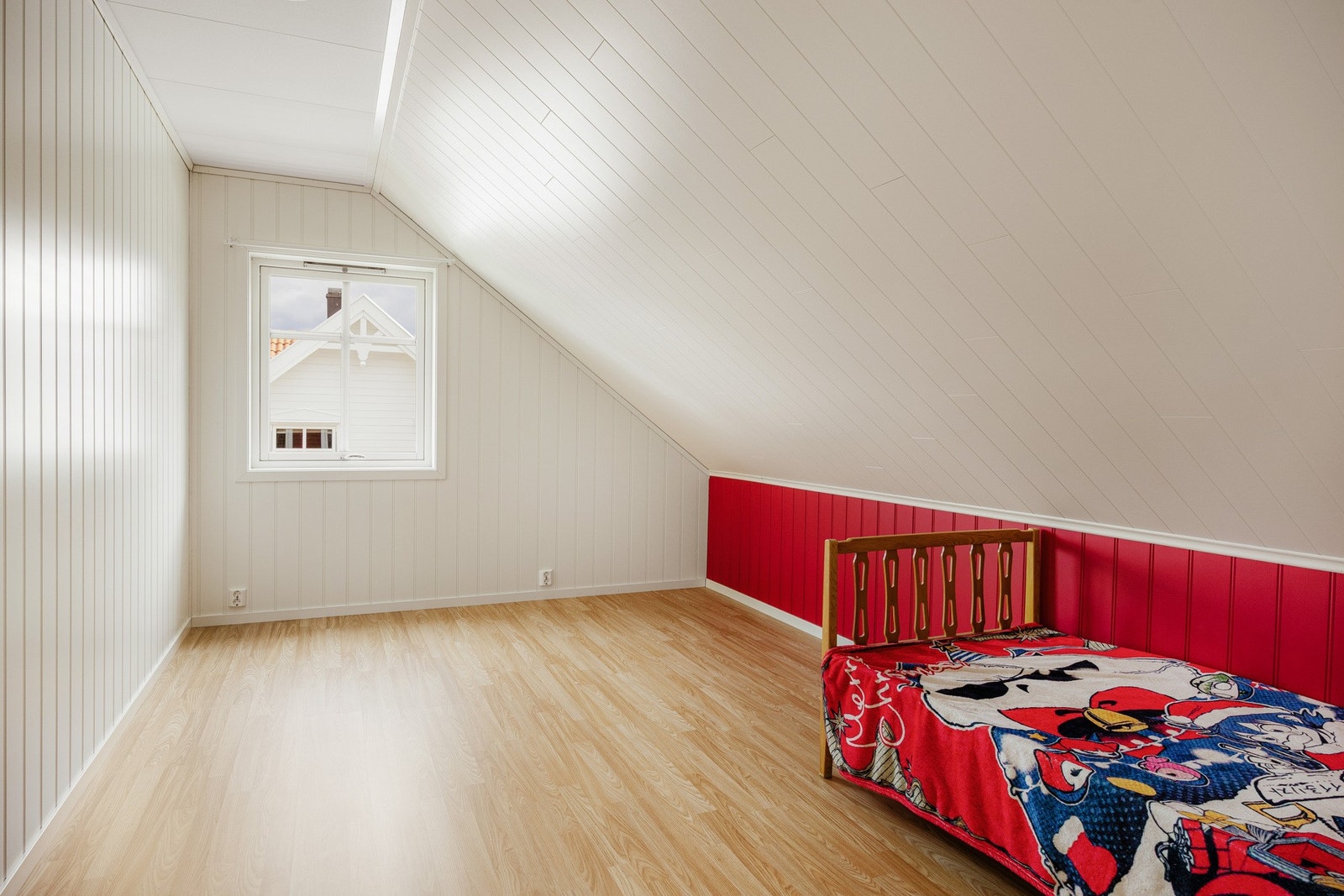 Rommene i loftsetasjen benyttes i dag som soverom, men er ikke omsøkt eller godkjent for varig opphold hos kommunen. Galleribilde