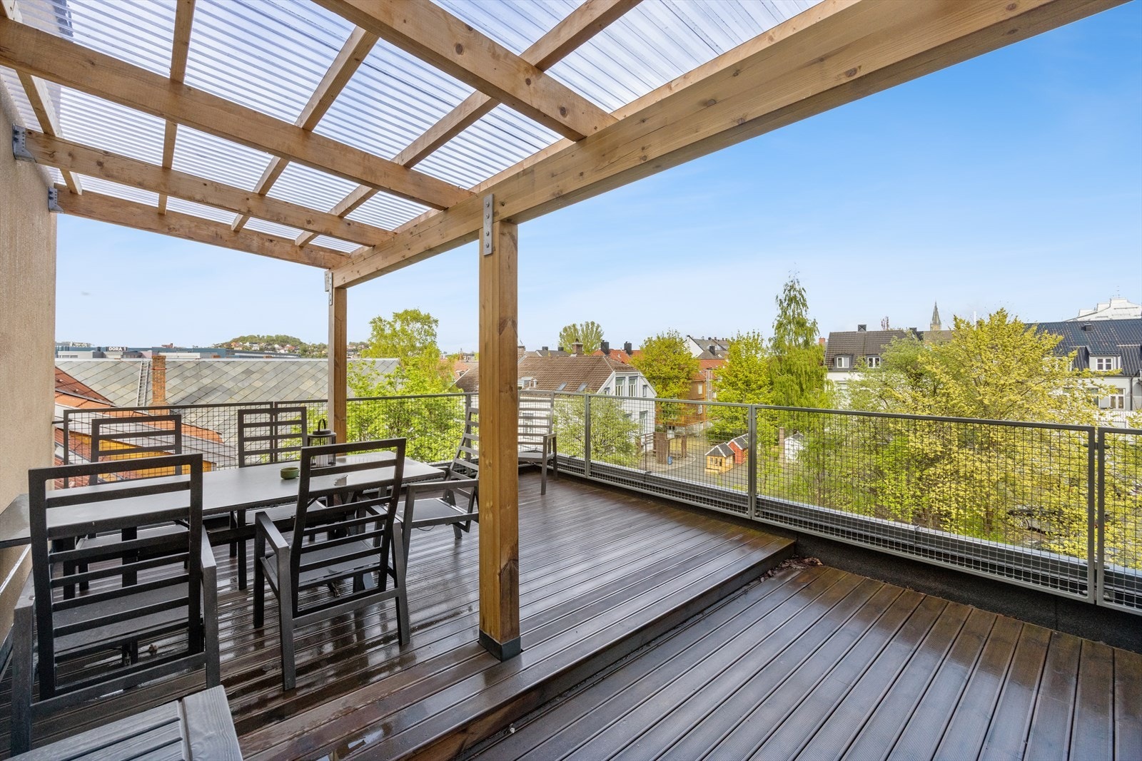 Sameiets felles takterrasse gir fin utsikt over taklandskapet i området. Galleribilde