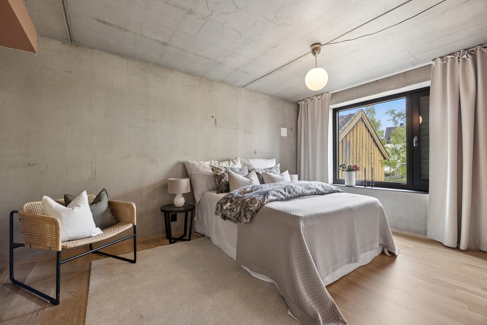 Store vinduer gir godt med dagslys inn i soverommet. Galleribilde