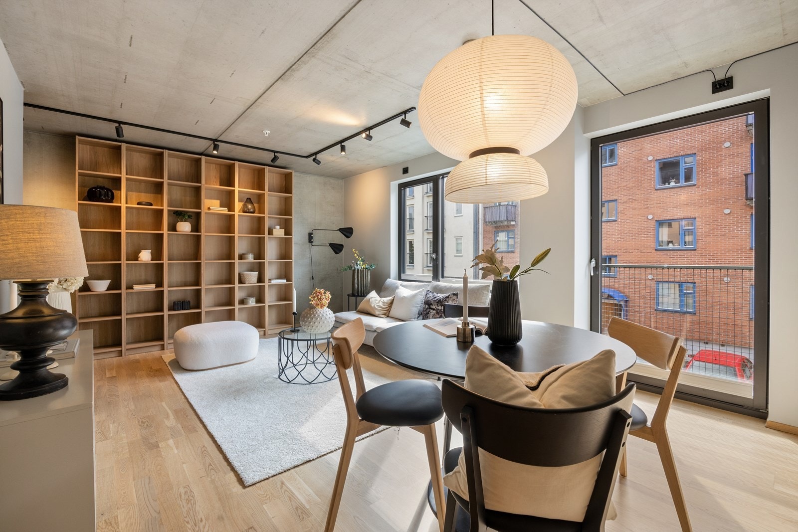 Store trekarmsvinduer med 3-lags glass slipper inn rikelig med dagslys, Galleribilde