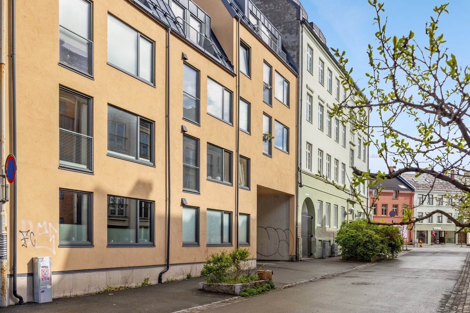 Beliggenheten er sentral, med kort gangavstand til både dagligvarebutikker, kollektivtransport og Solsiden kjøpesenter. Galleribilde