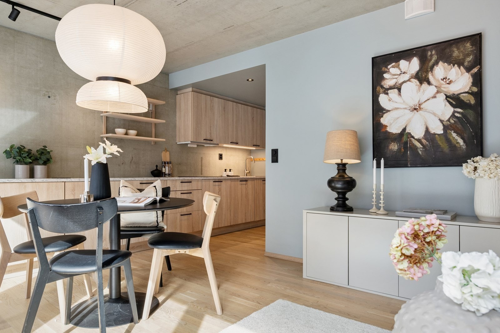 Gjennomgående gode materialvalg gir boligen et lunt og innbydende preg. Galleribilde