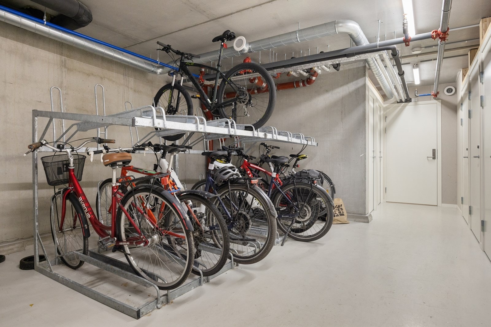 Felles sykkelparkering i byggets kjeller. Galleribilde