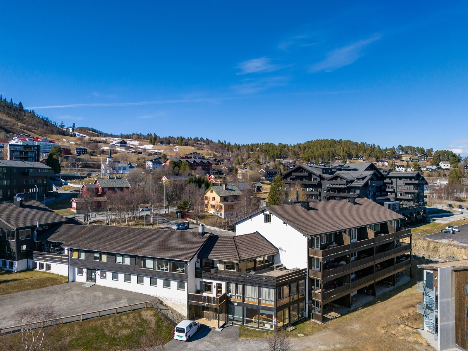 Midt i bildet ser man sameiets store solrike terrasse Galleribilde