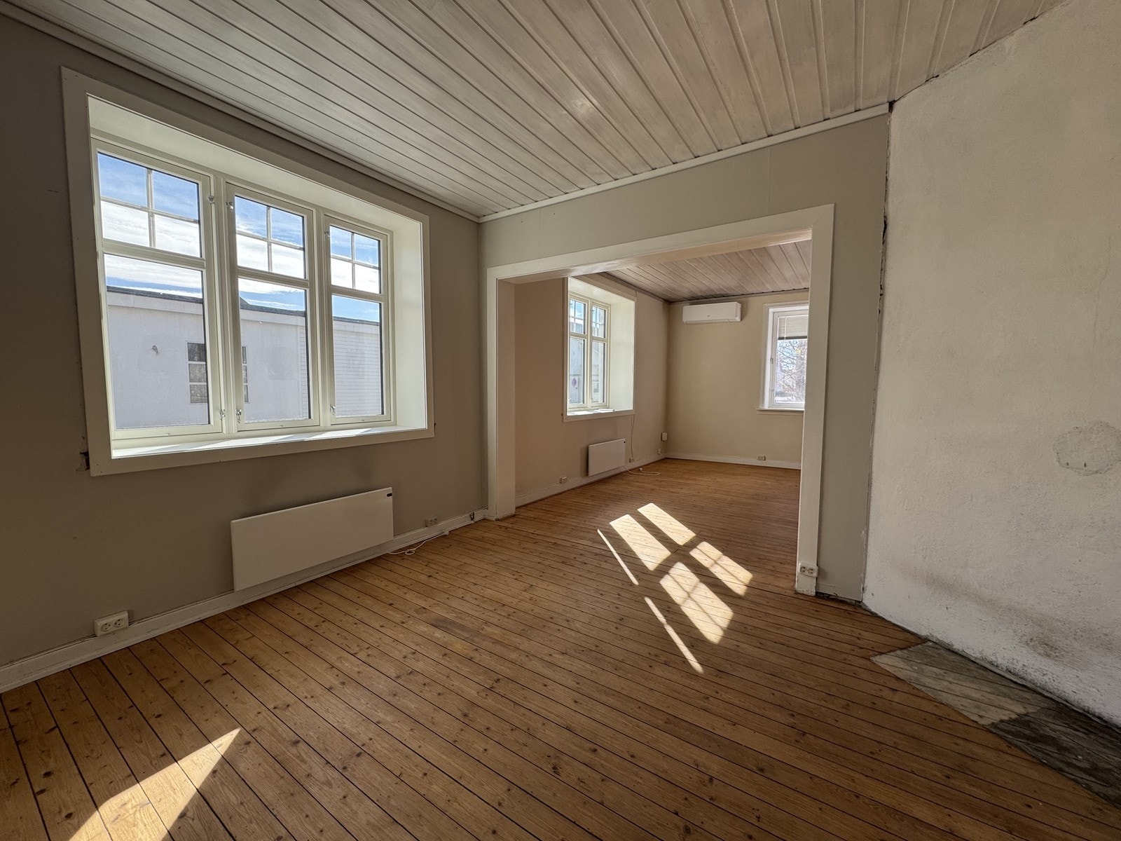 Stuen er romslig og deles i to soner - del 1 Galleribilde