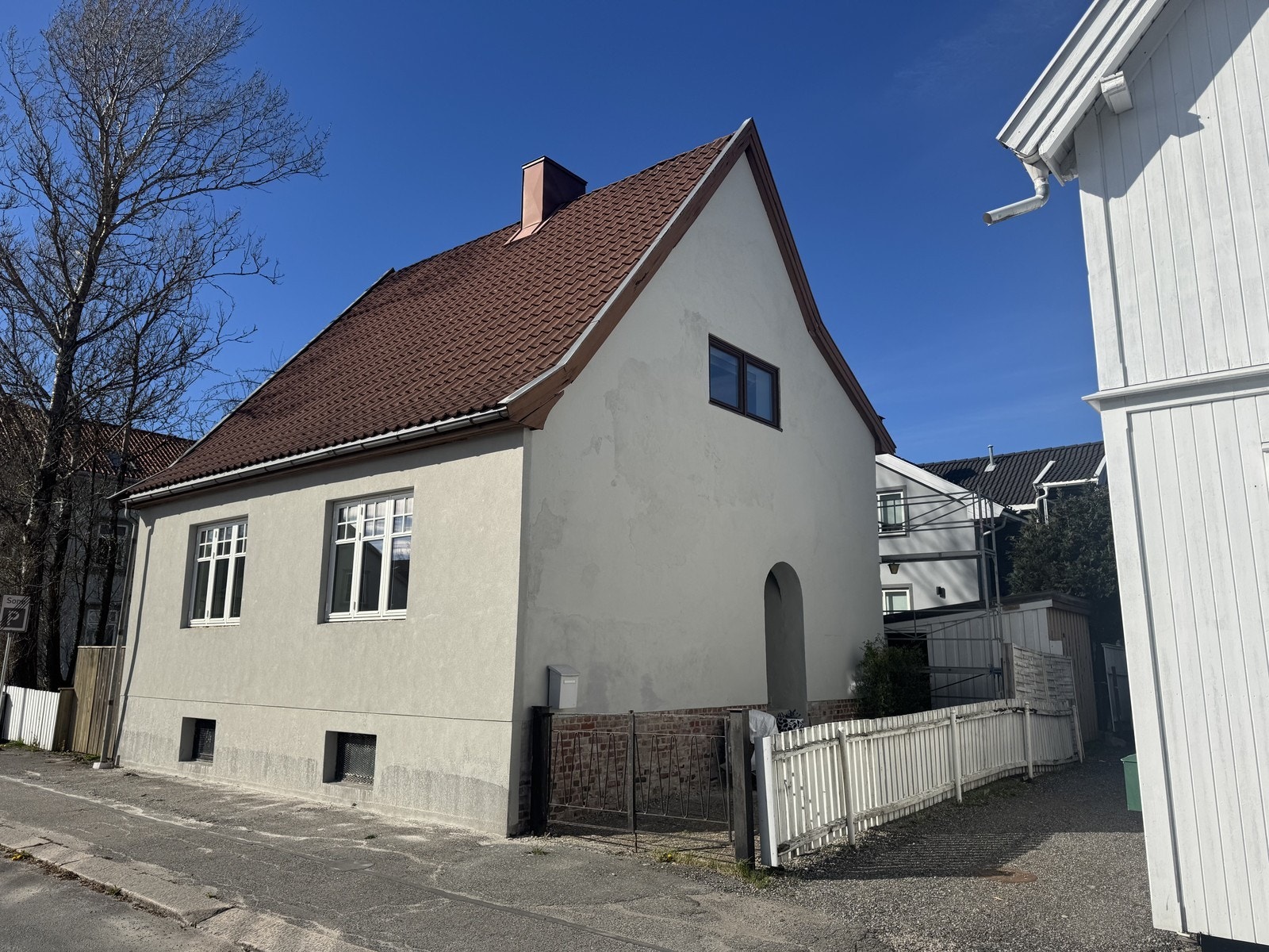 Fasade - fasaden er nylig pusset opp og flere vinduer er byttet. Galleribilde