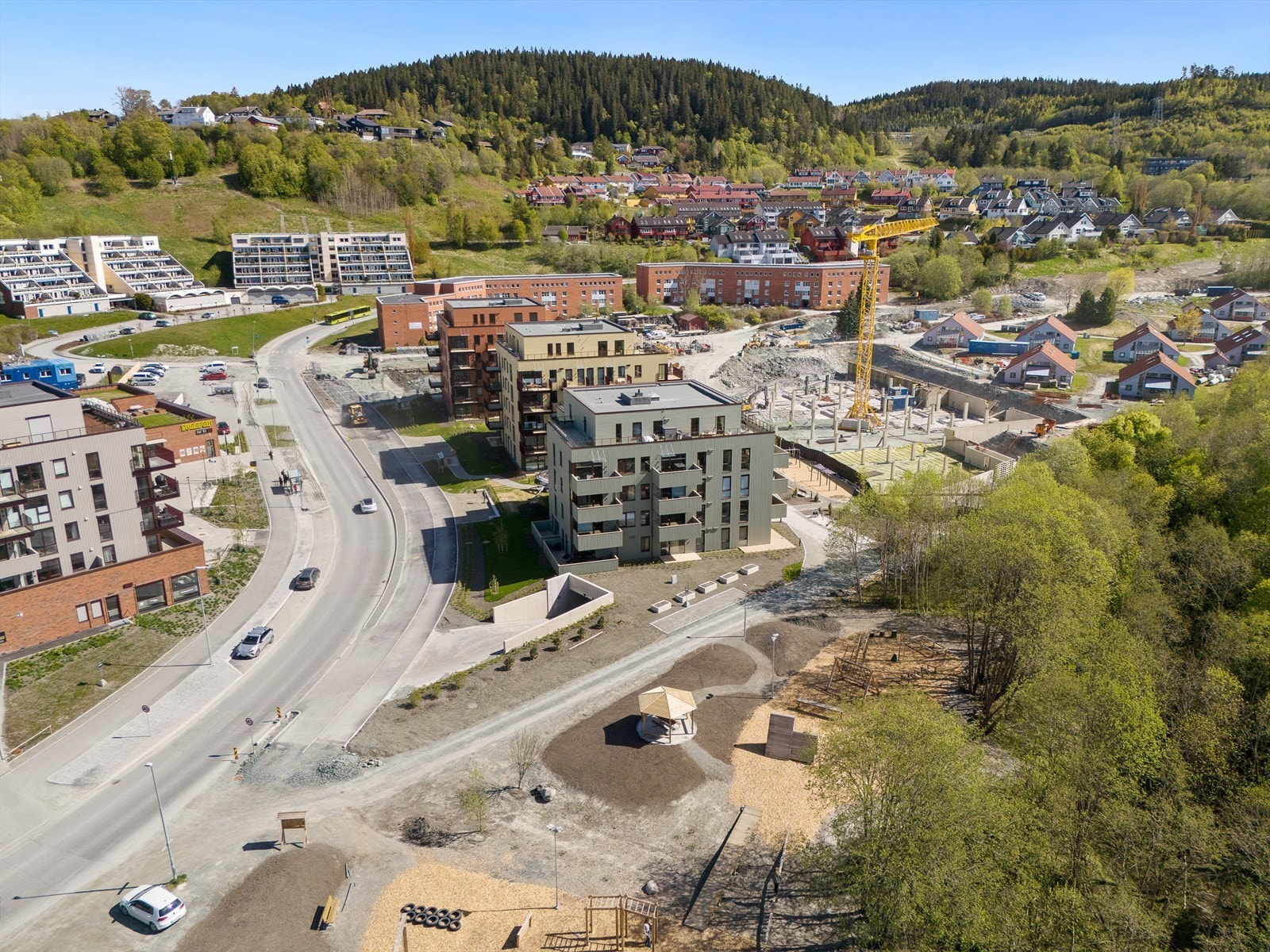 I byggetrinn 1 er det etablert Bunnpris i sokkelen. Her kan man enkelt krysse veien for å gjøre unna dagligvarehandelen 7 dager i uken. Rett utenfor Bunnpris vil du også finne bussholdeplass Galleribilde