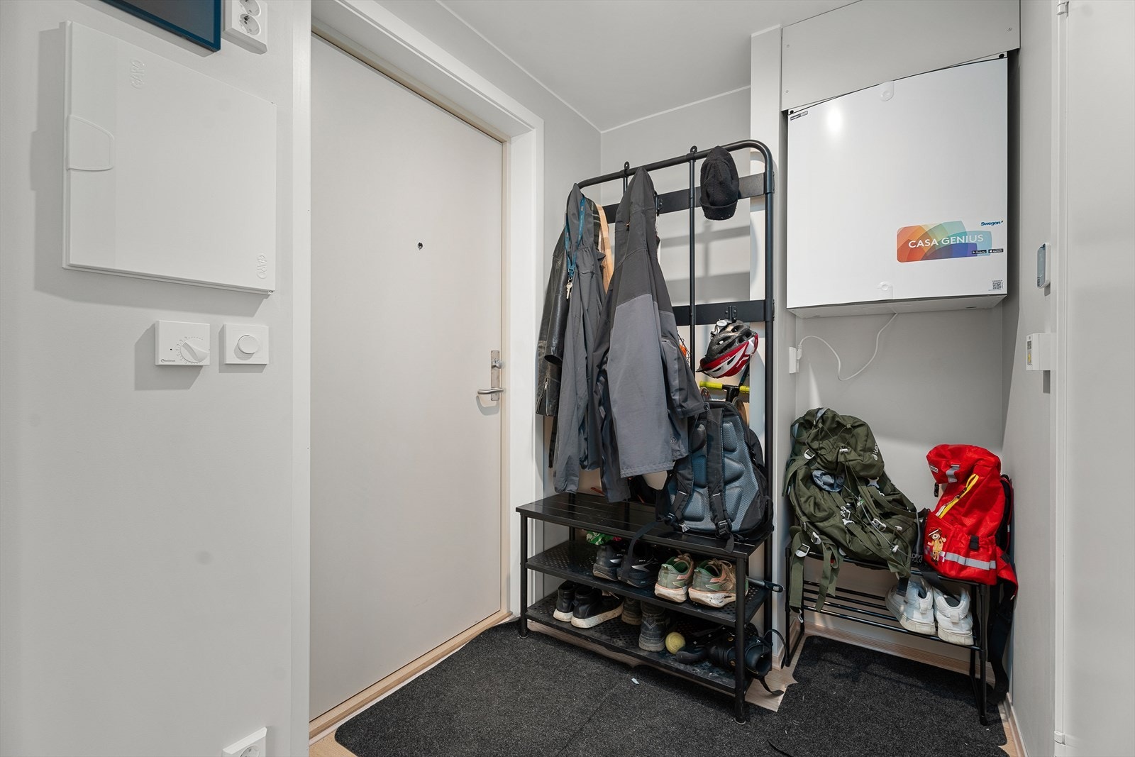 Romslig entré på 3,2m² med praktisk, direkte tilgang til badet Galleribilde