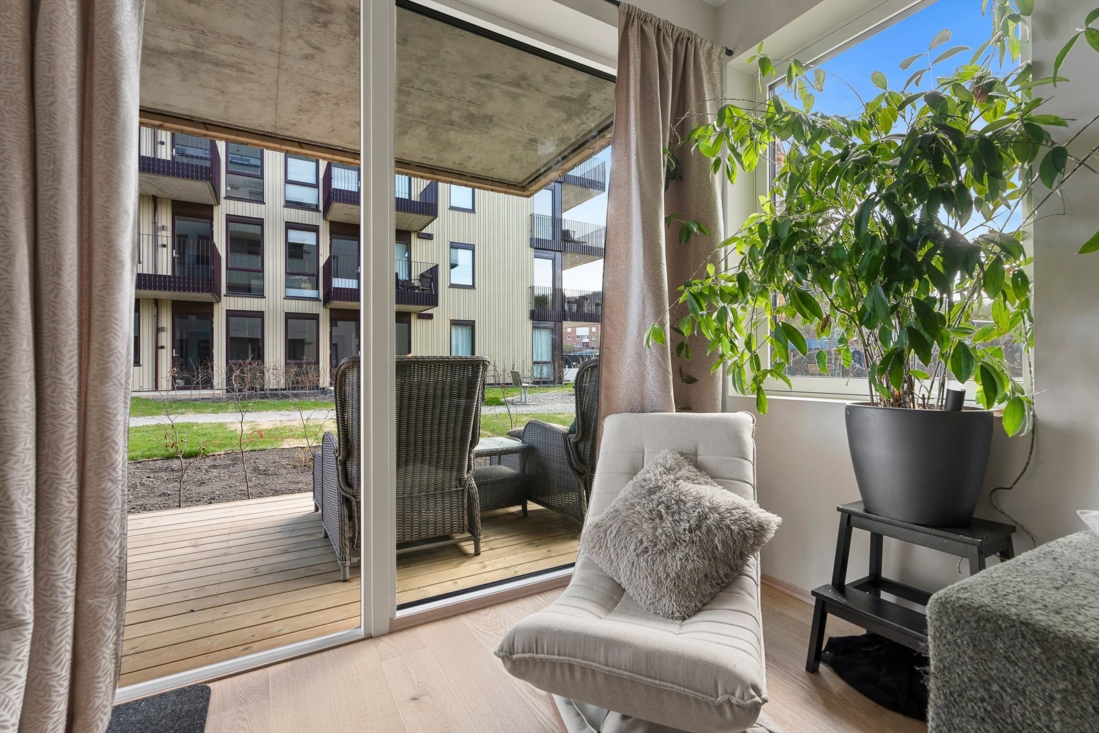 Stuen forlenges naturlig ut til en herlig terrasse på gode 8m² Galleribilde