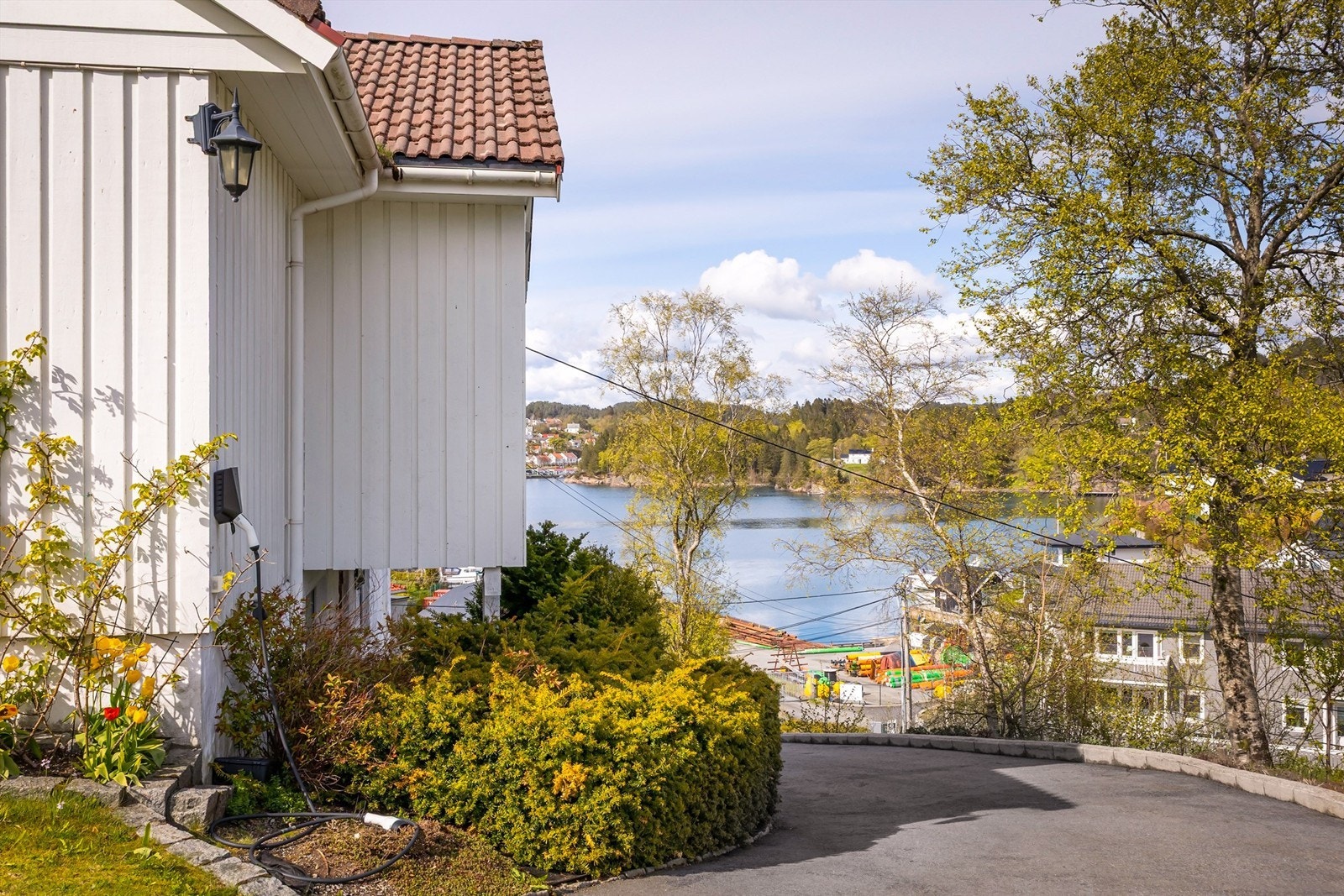 Det er elbil lader, samt trekkerør til ladestasjon på gjesteparkering like nedenfor huset. Galleribilde