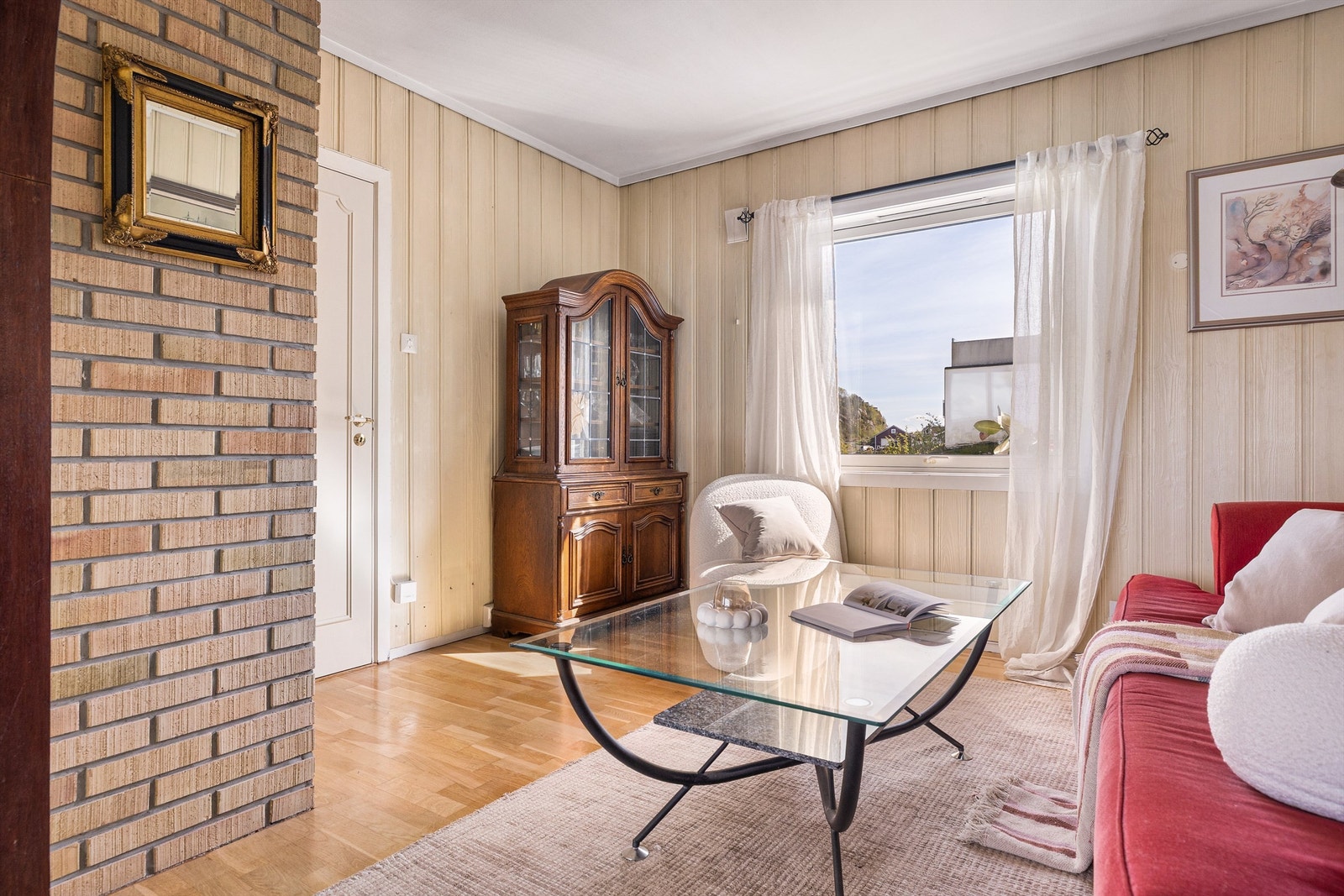 Tv-stue del med rett plassering i huset da solen er på andre siden på ettermiddag og kvelds tid. Galleribilde