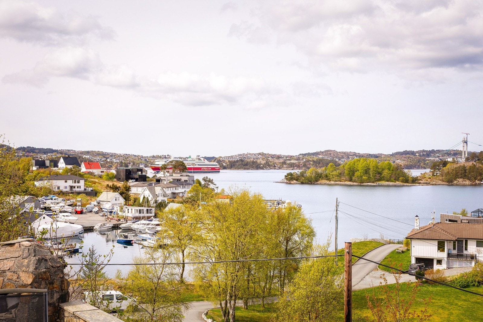 Orkesterplass til cruisbåtene som glir forbi Galleribilde
