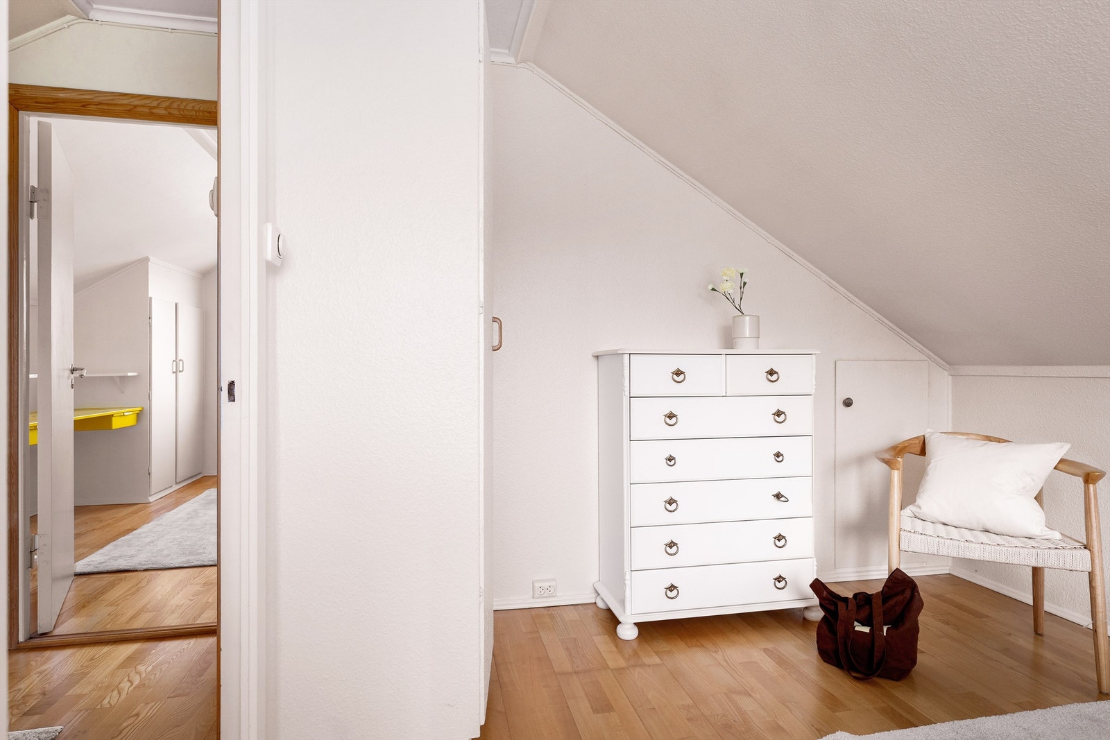 Det er også garderobenisje i gang mellom loft rommene. Galleribilde