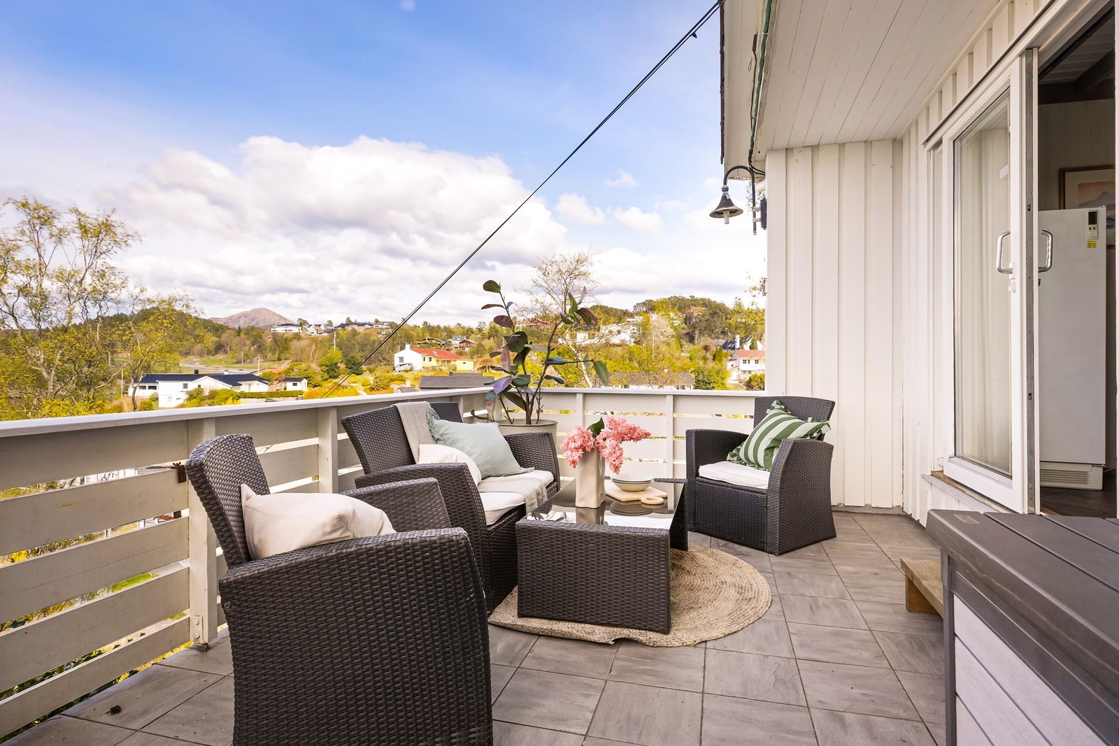 Nordvest vendt terrasse på 16 kvm med trapp til gangei og hage. Galleribilde