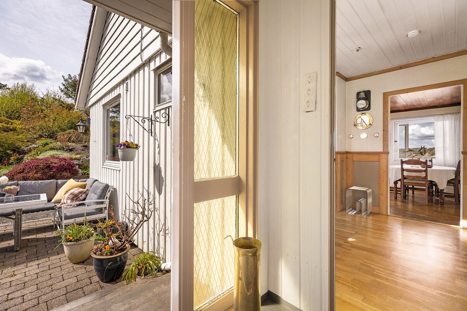Velkommen inn. Vindfang med fliser på gulv og panel på vegger og i himling. Galleribilde