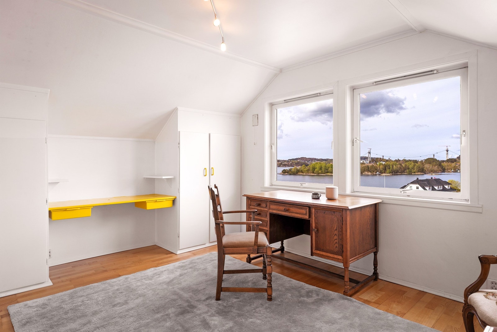 Plassbygget skap og nydelig utsikt også fra dette rommet. Galleribilde