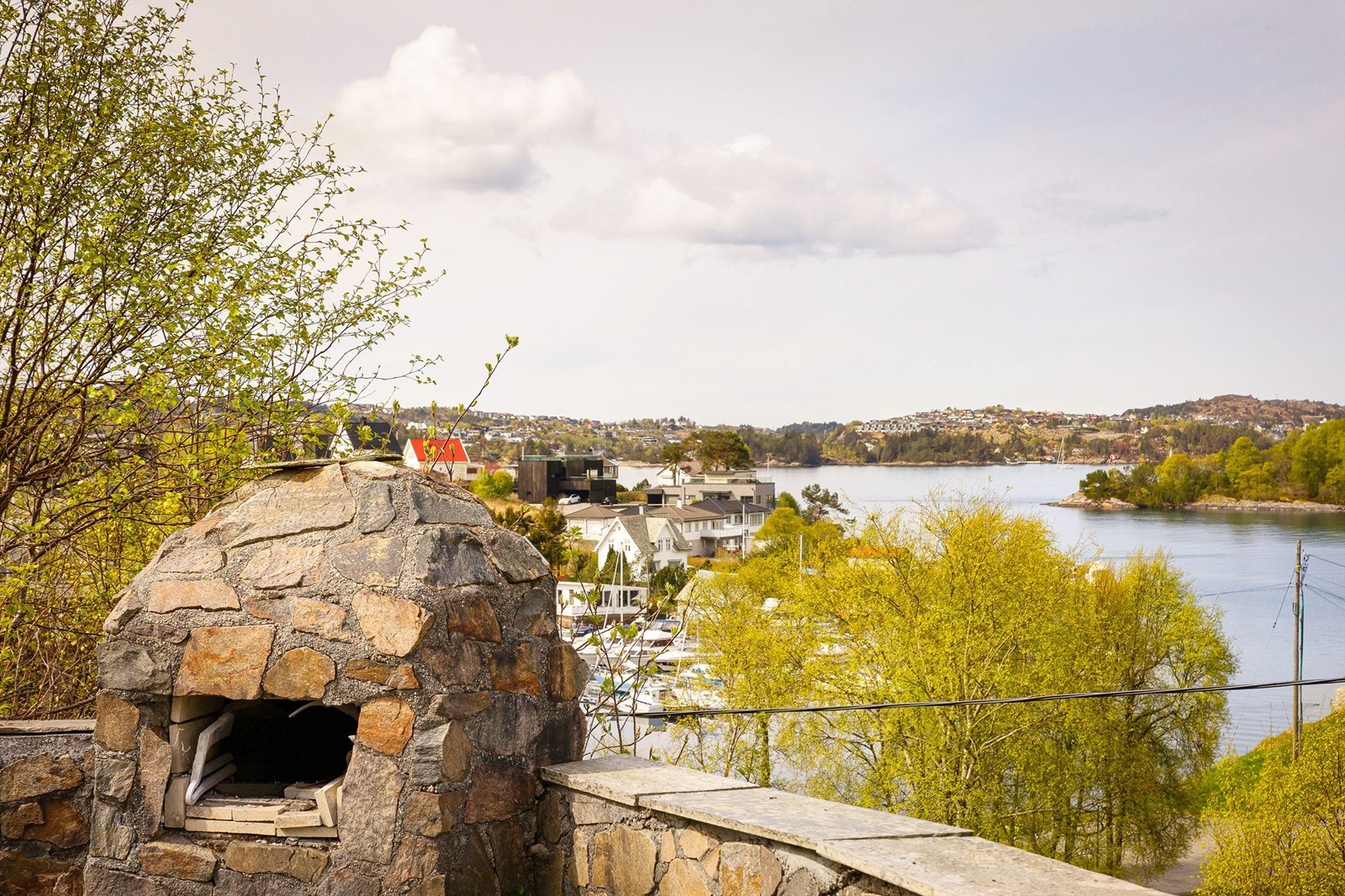 Utepeis i naturstein på pynten, en sjarmerende løsning som gir ekstra kos på kveldstid, til solnedgangen. Galleribilde
