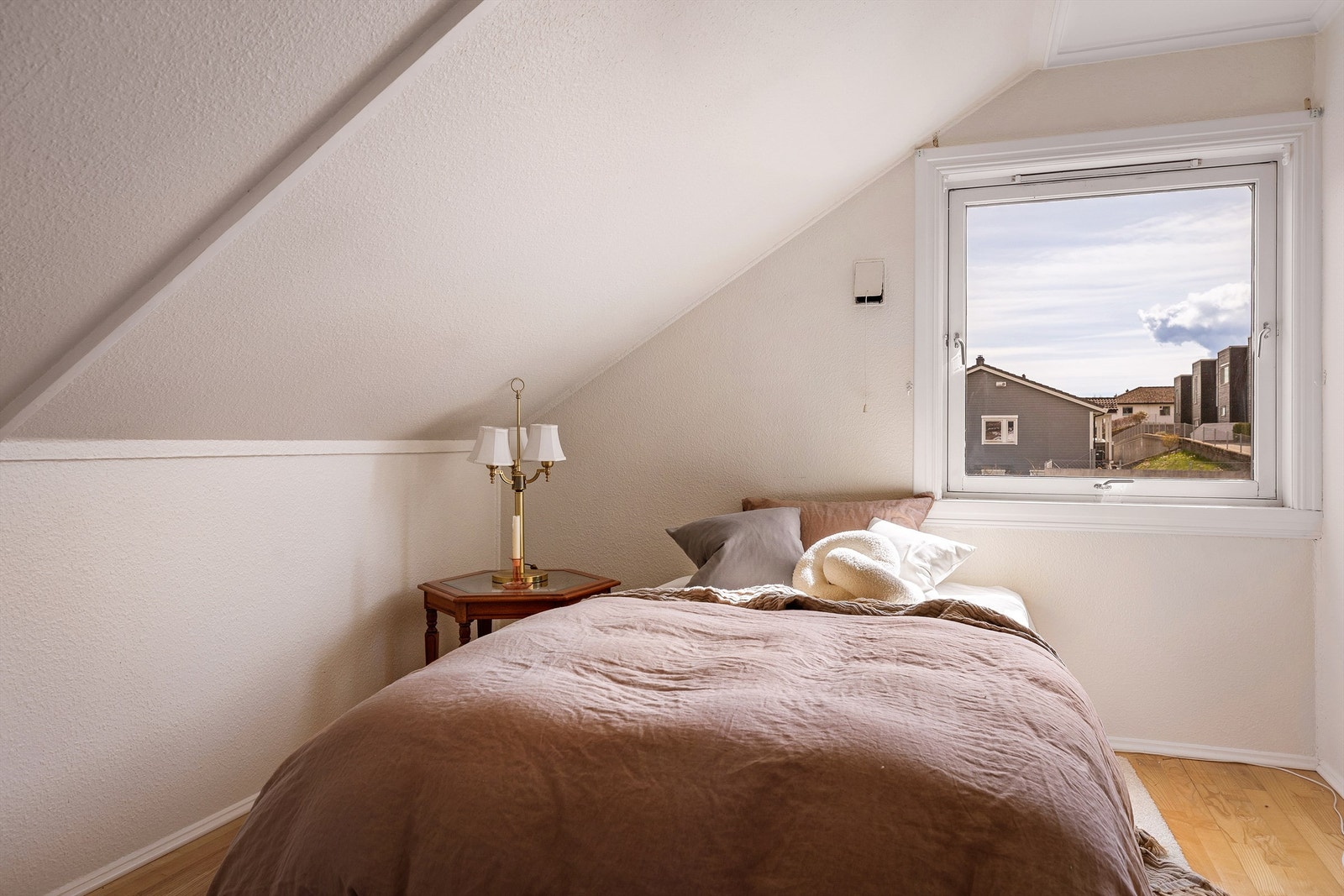 Soverom med plassbygget skap og skap i knevegg. Galleribilde