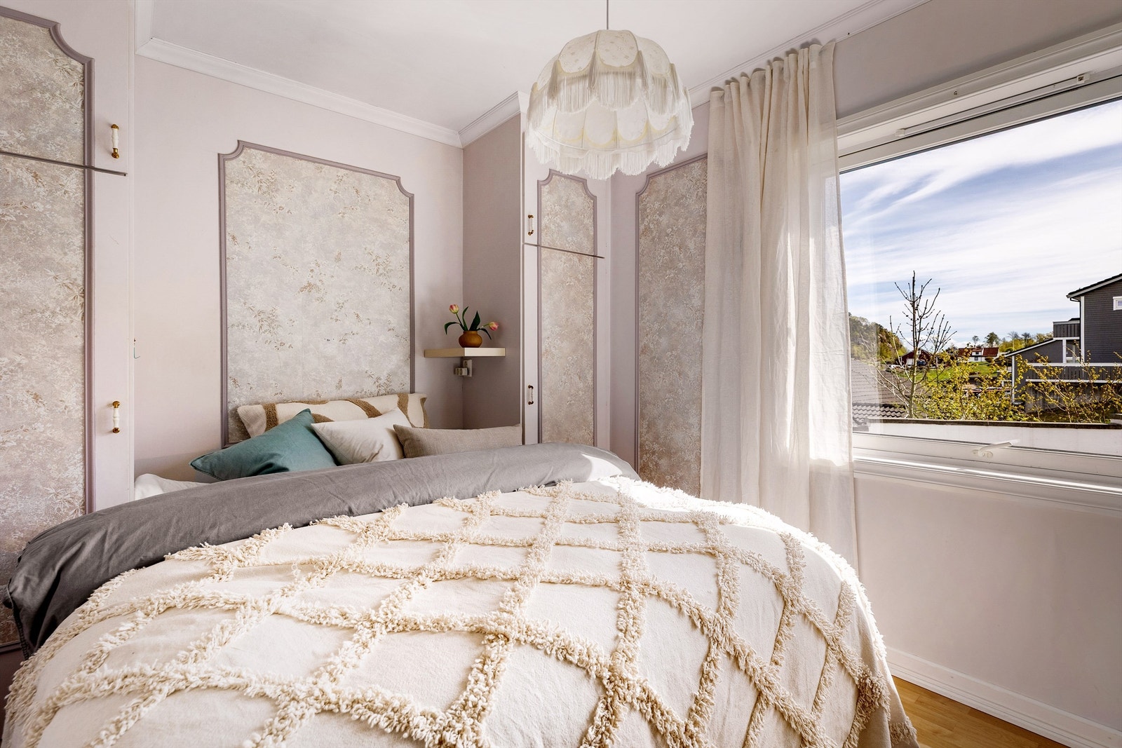 Hoved soverom med plassbygde garderobeskap og skyvedørsgarderobe. Galleribilde