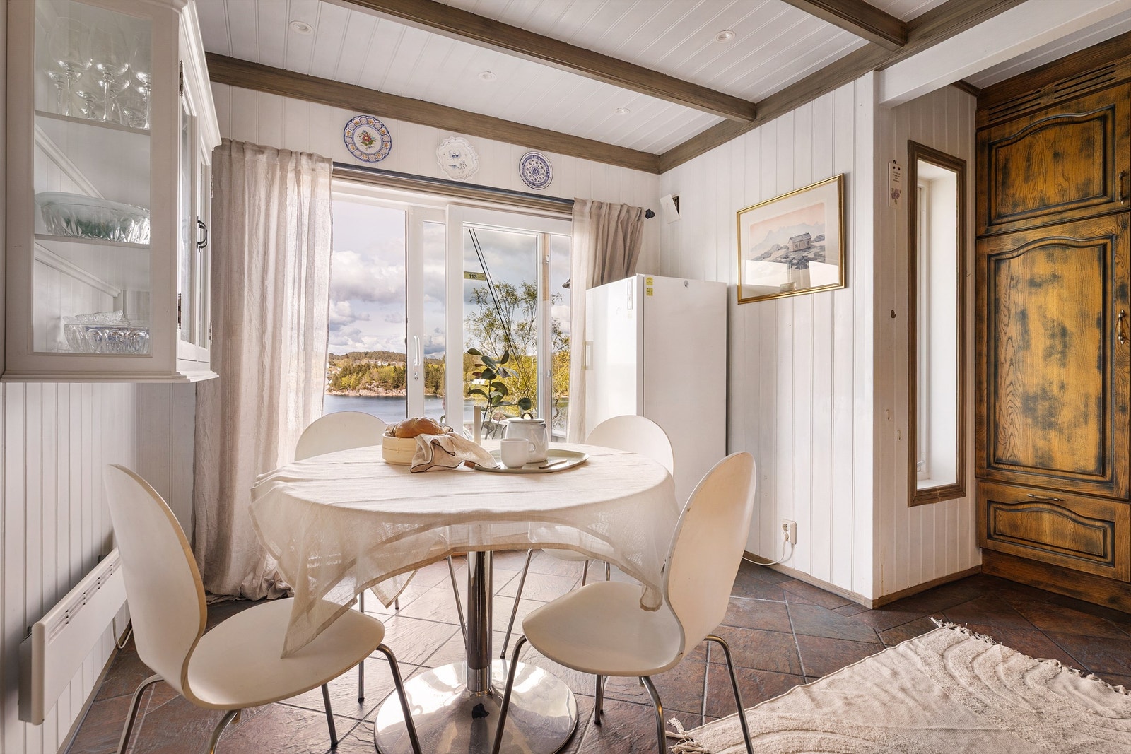 God plass til spisebord og skyvedør med sort glassfelt til terrasse. Galleribilde