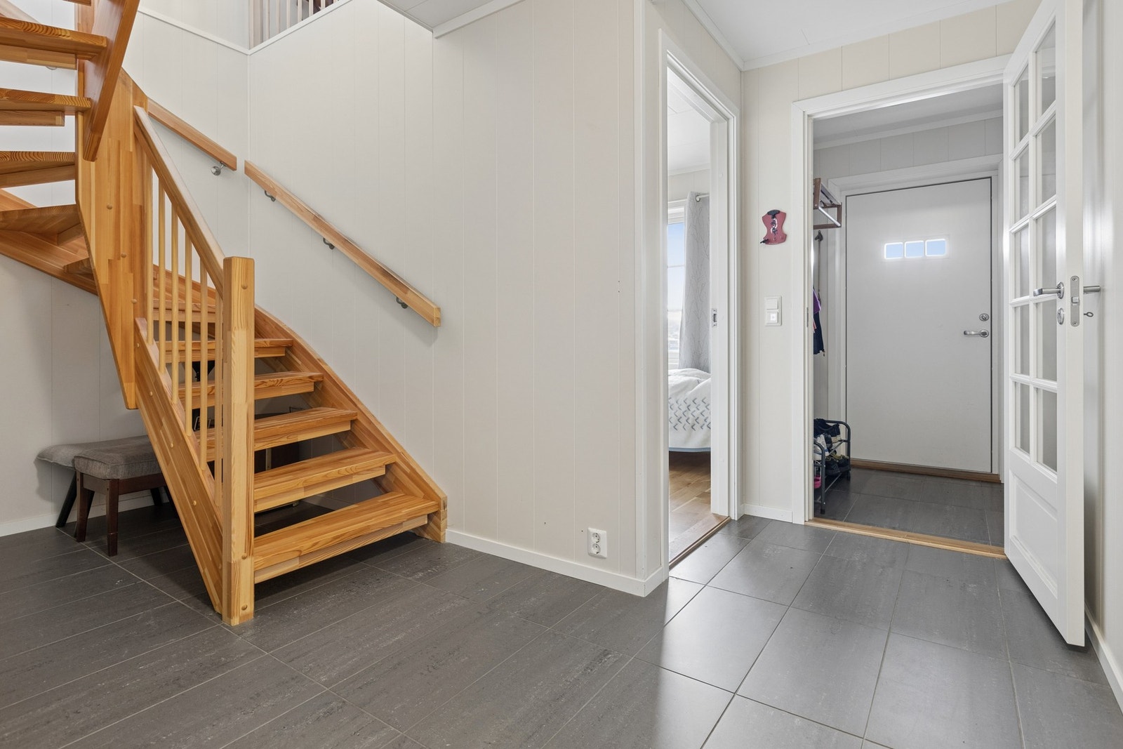 Entré i underetasje med varme i gulv. Galleribilde