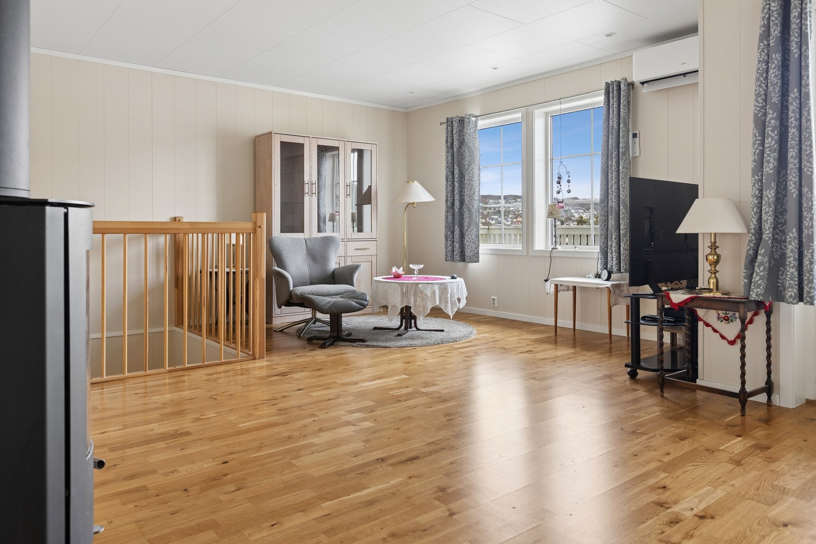Velholdt del av tomannsbolig med parkett på gulv og tidløse flater forøvrig. Galleribilde