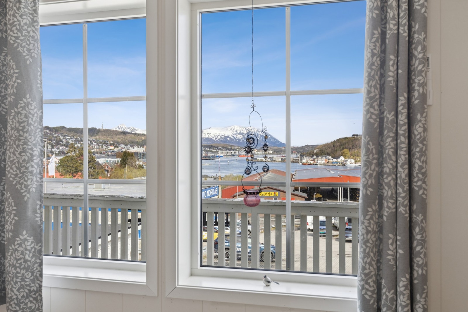 Fin utsikt mot Harstadbotn, Vågsfjorden, byen og fjellene. Galleribilde