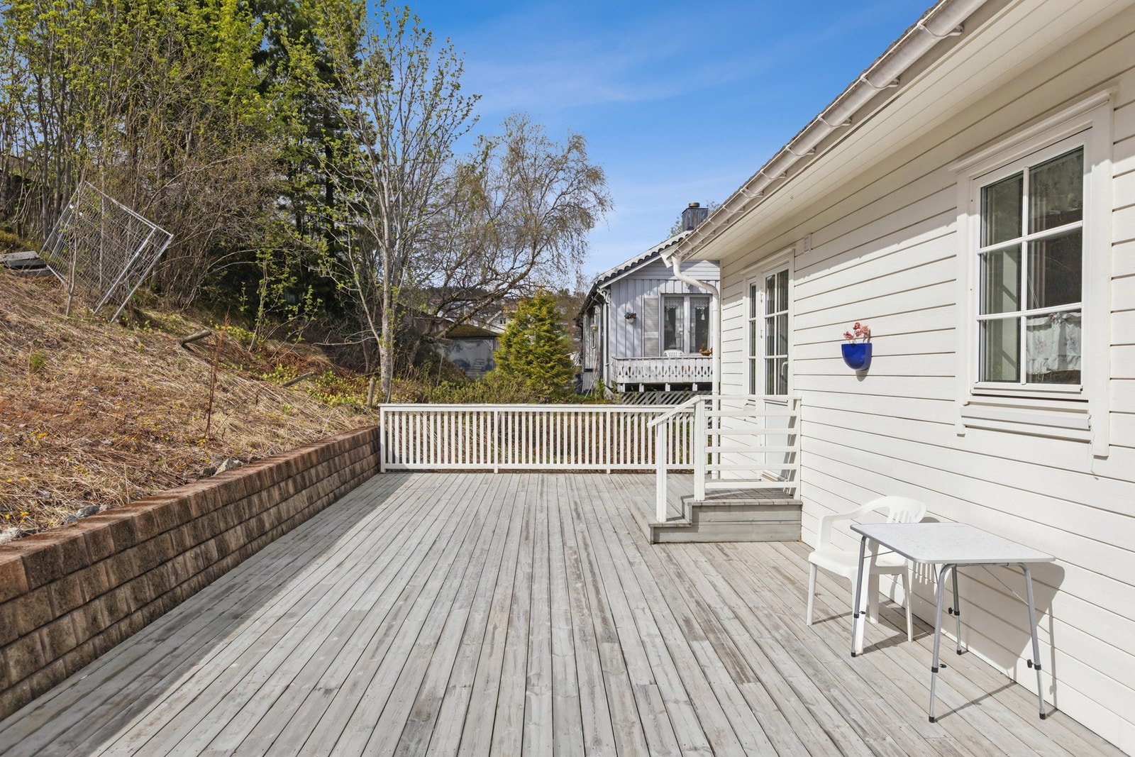 Terrasse på boligens bakside med adkomst fra soverom. Galleribilde