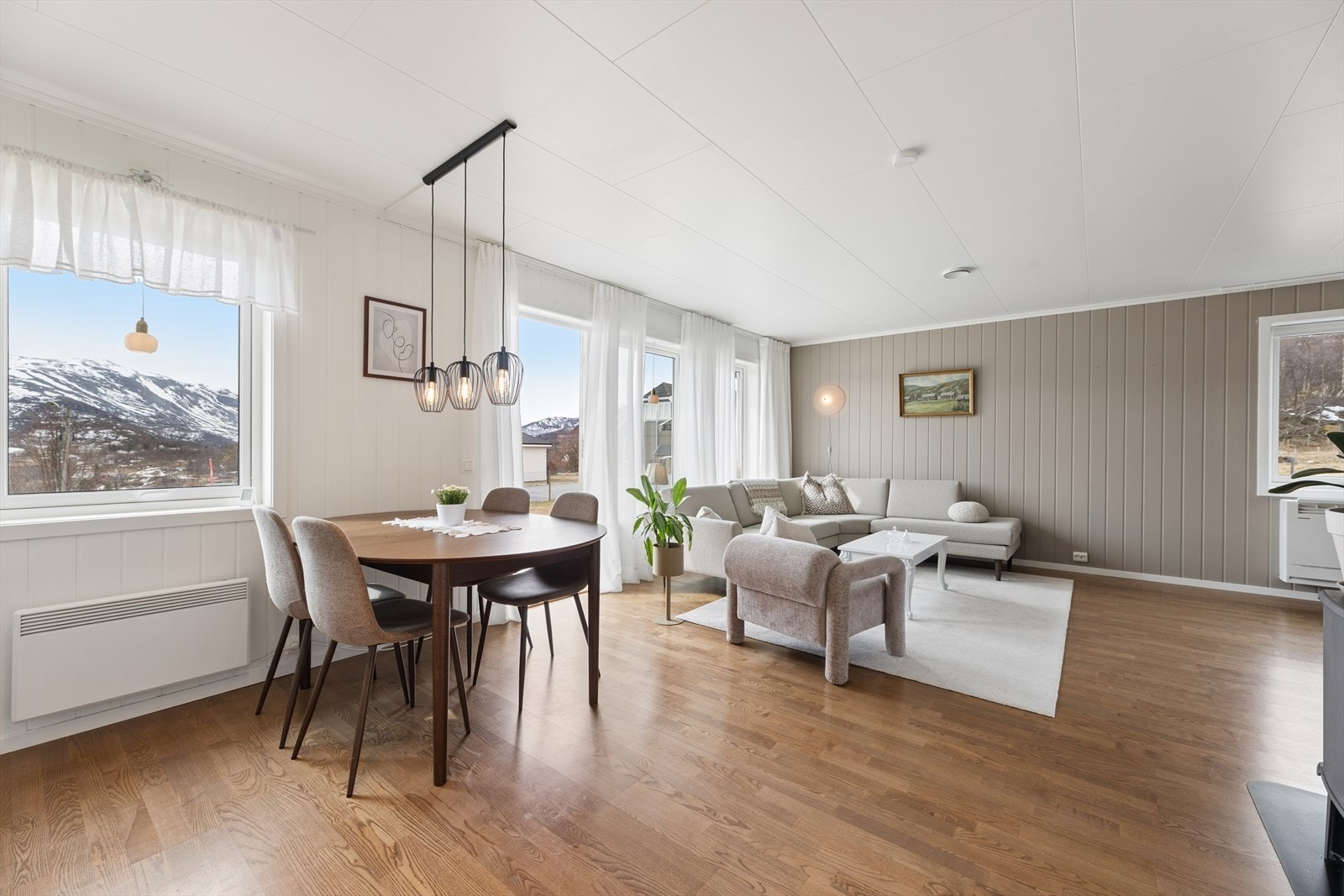 Spiseplassen er naturlig plassert ved kjøkkenet, med kort vei ut til terrassen. Galleribilde