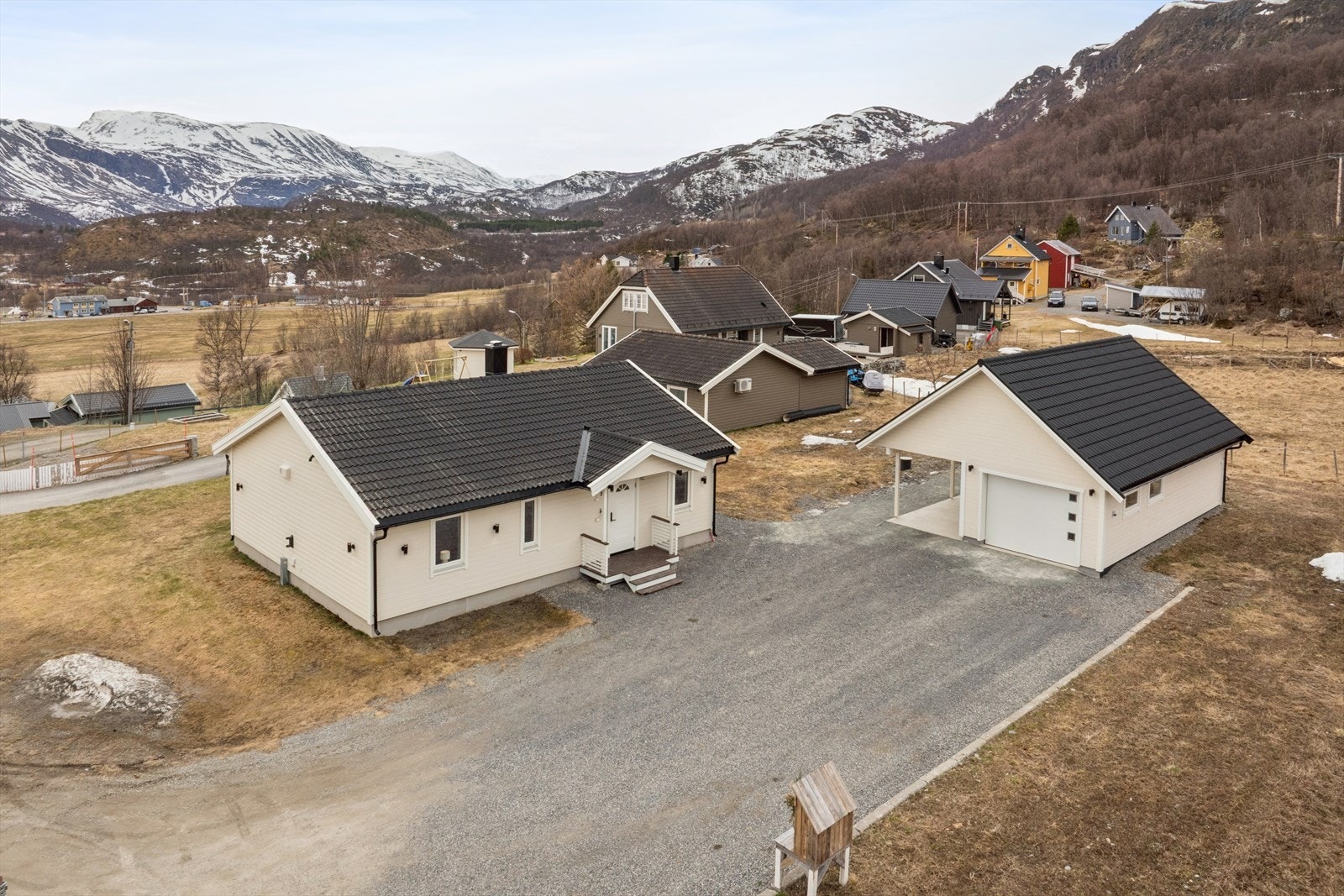 Eiendommen ligger i et etablert boligområde, med kort vei til blant annet Coop Prix og Talvik skole. Galleribilde