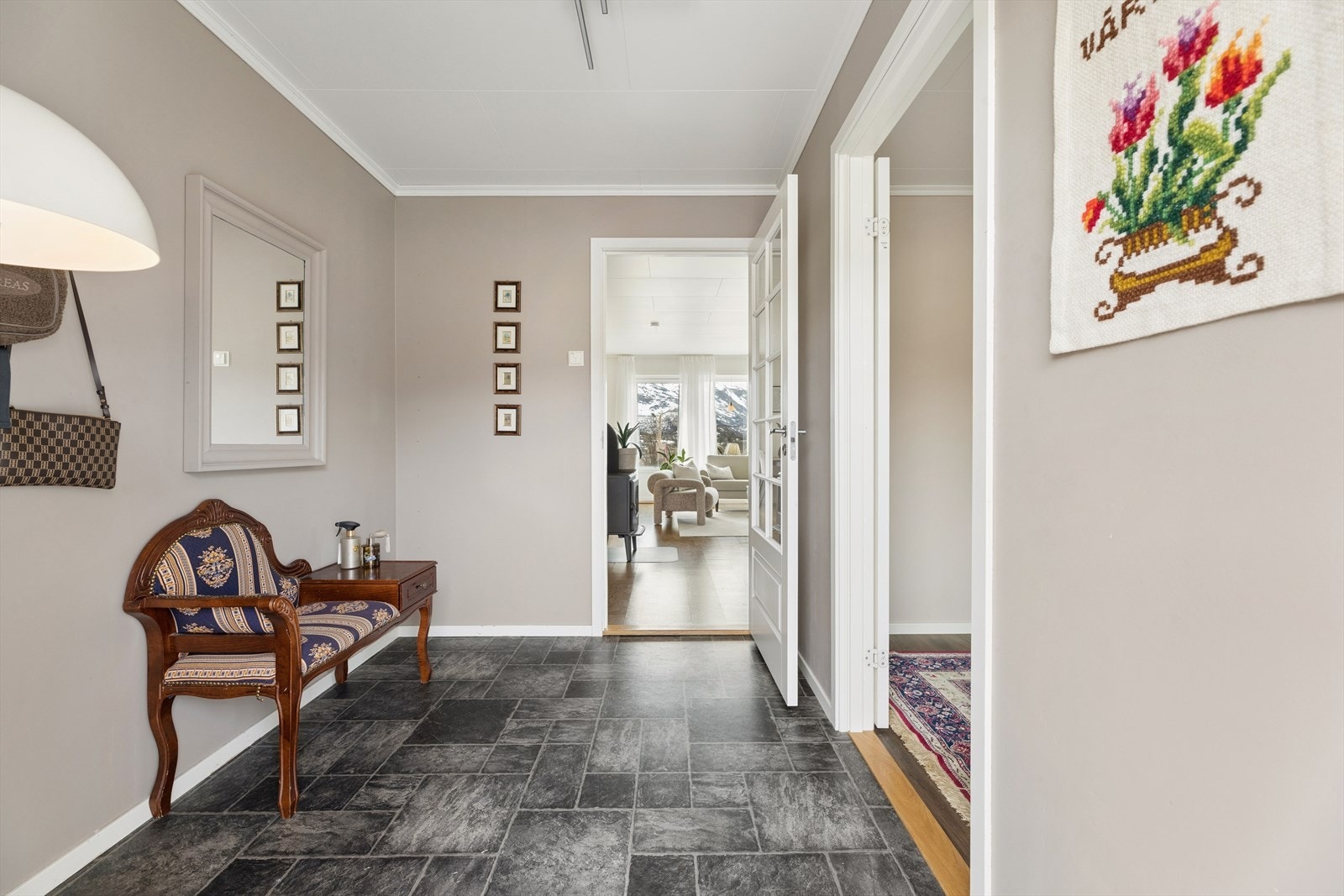 Fra gangen er det tilgang til soverommene, badet og en innvendig bod for ekstra lagring. Galleribilde