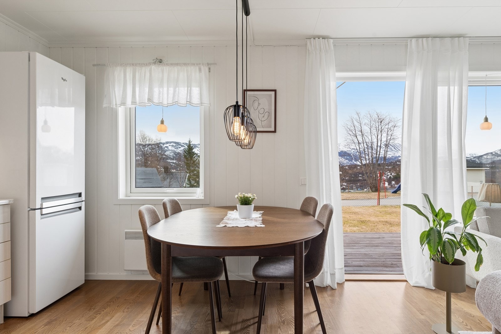 Fra stue- og kjøkkenvinduene er det flott utsikt. Galleribilde