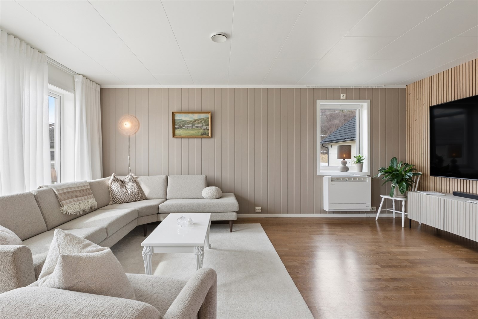 Store vindusflater slipper inn rikelig med dagslys. Galleribilde