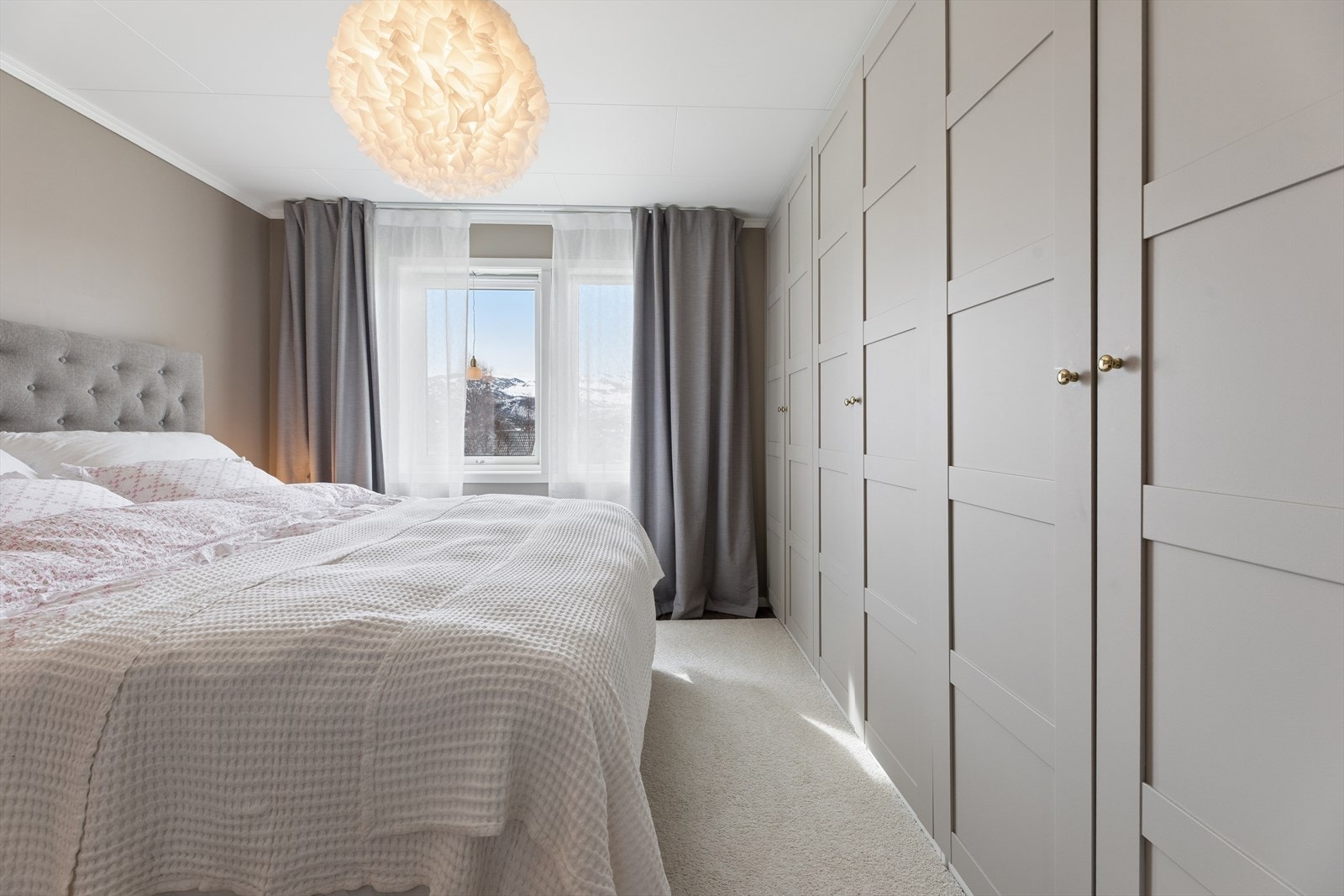 En hel vegg med garderobeskap gir rikelig med oppbevaringsplass. Galleribilde