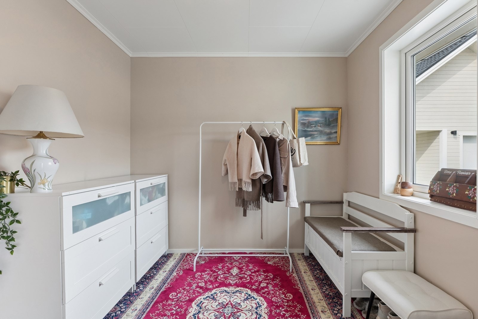 Det tredje soverommet er i dag innredet som et praktisk omkledningsrom. Galleribilde