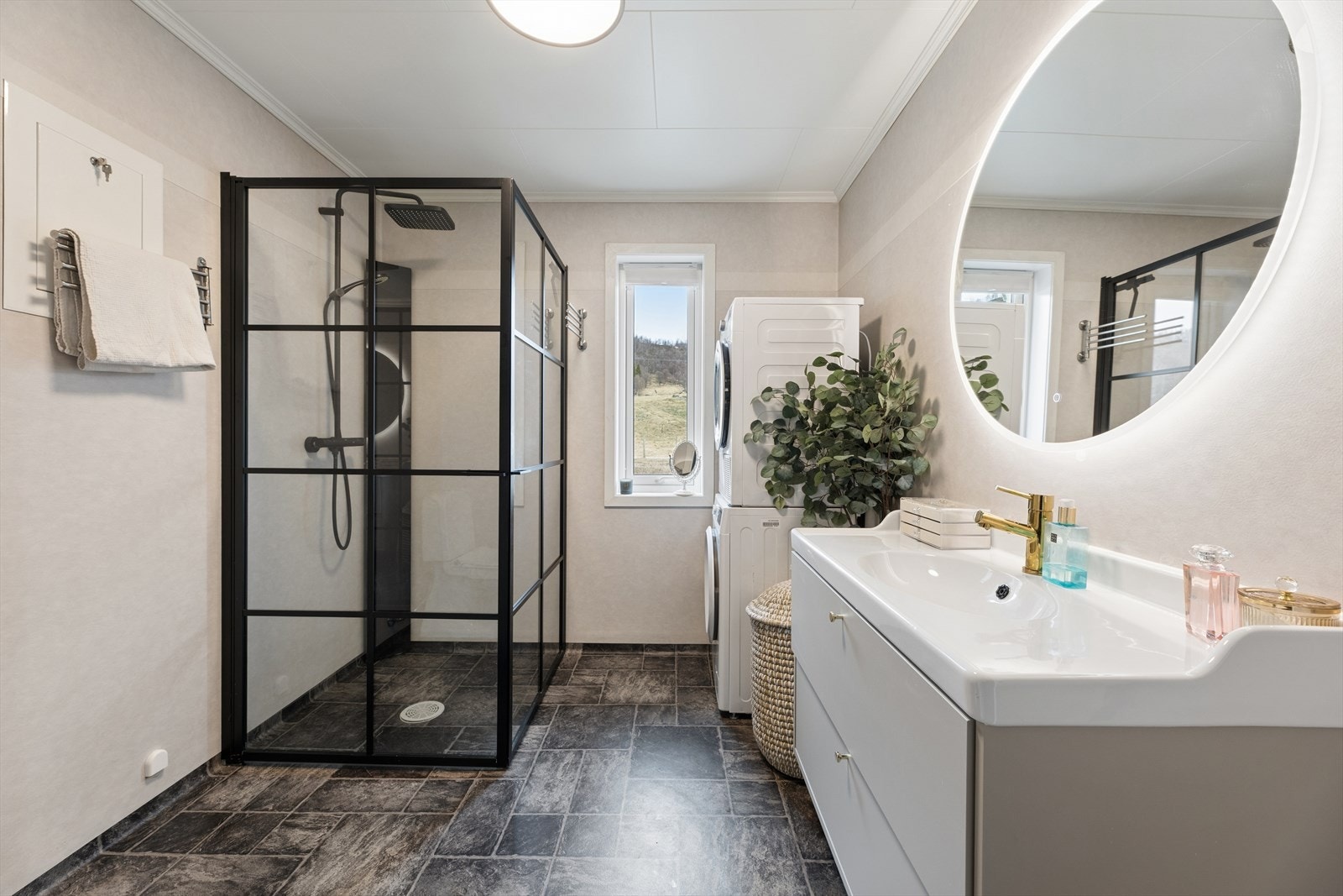 Badet ble oppgradert med ny innredning i 2025. Rommet har dusjhjørne og opplegg for vaskemaskin. Galleribilde