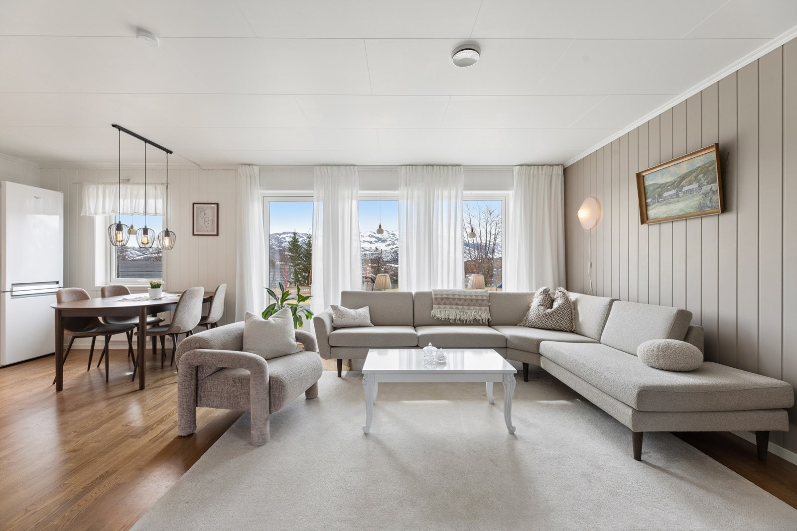 Fra stuen er det direkte utgang til en stor platting på 43 m², som utvider oppholdsrommet på sommeren. Galleribilde